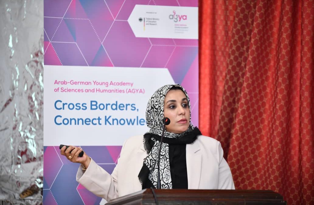 رئيسة قسم التسويق بجامعة بنغازي تشارك في مؤتمر علمي بتونس حول التعليم وتعزيز السلم