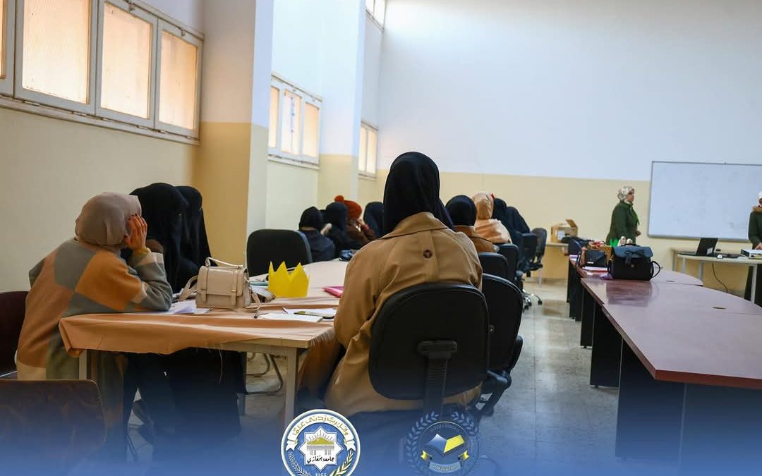 كلية التربية بالمرج تنظّم ورشة عمل حول استراتيجية القبعات الست لتنمية مهارات التفكير