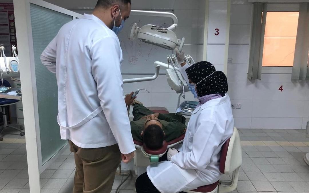 عيادة قسم العلاج التحفظي وعلاج الجذور تستضيف تدريبًا سريريًا لطلبة الامتياز
