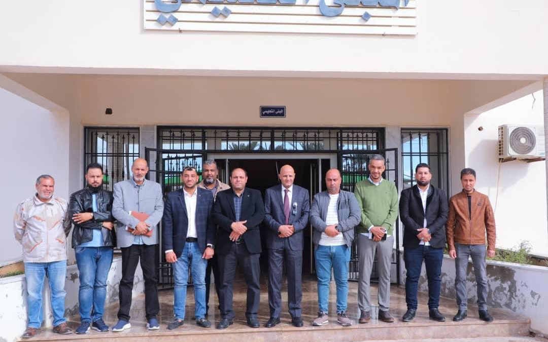 جولة تفقدية لكلية الآداب والعلوم قمينس