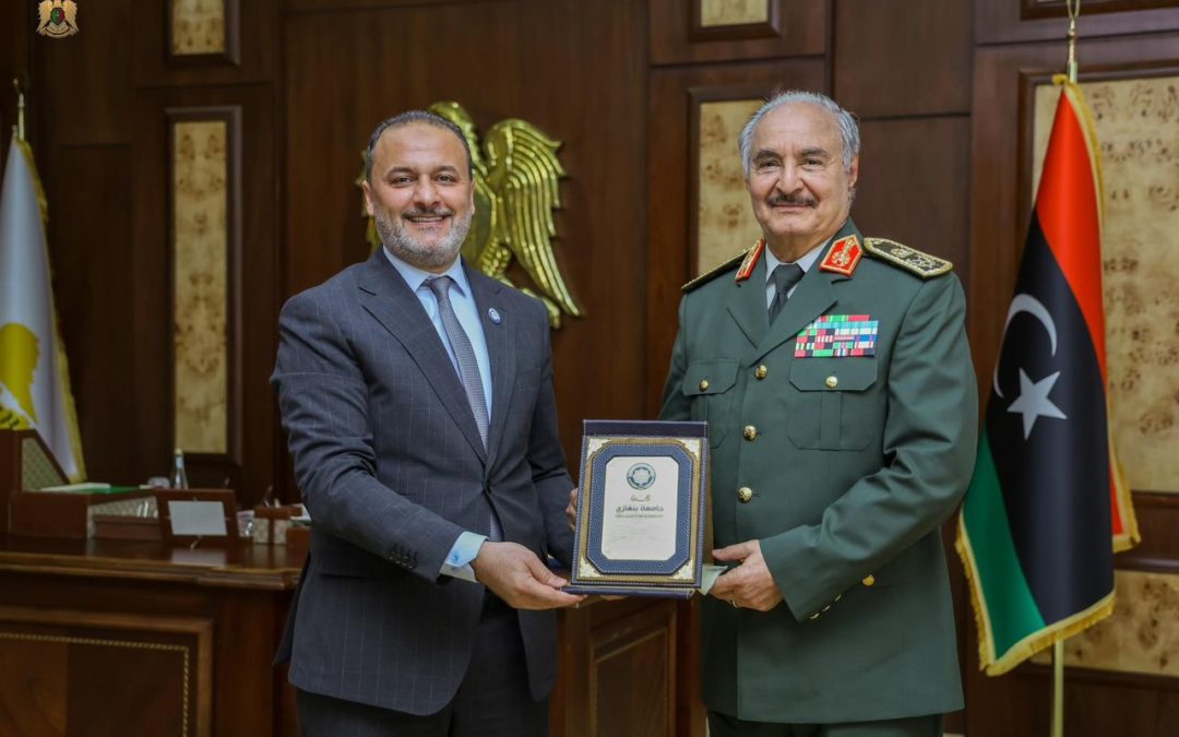 رئيس جامعة بنغازي يلتقي المشير خليفة حفتر لبحث المستجدات العلمية بجامعة بنغازي