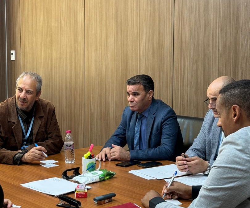 اجتماع بين مدير مركز جامعة بنغازي وإدارة مصرف ليبيا المركزي حول تطوير مهارات اللغة الإنجليزية