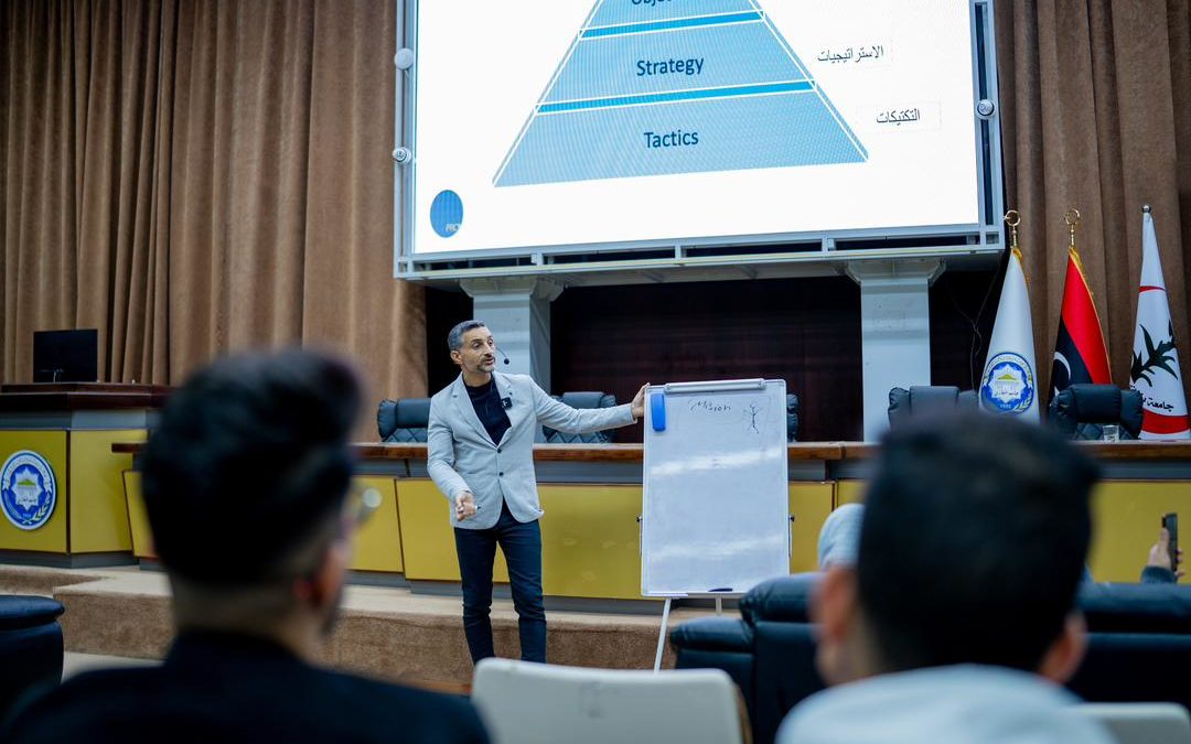 حاضنة أعمال جامعة بنغازي تنظم جلسة ملهمة حول المسار المهني