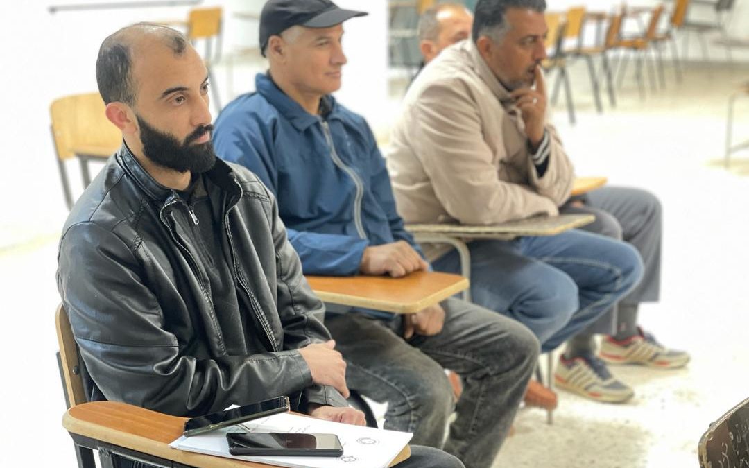 فاعلية استخدام الموجهات التصادمية والصوتية في التأهيل الحركي للمصابين بالتهاب واحتكاك مفصل الركبة