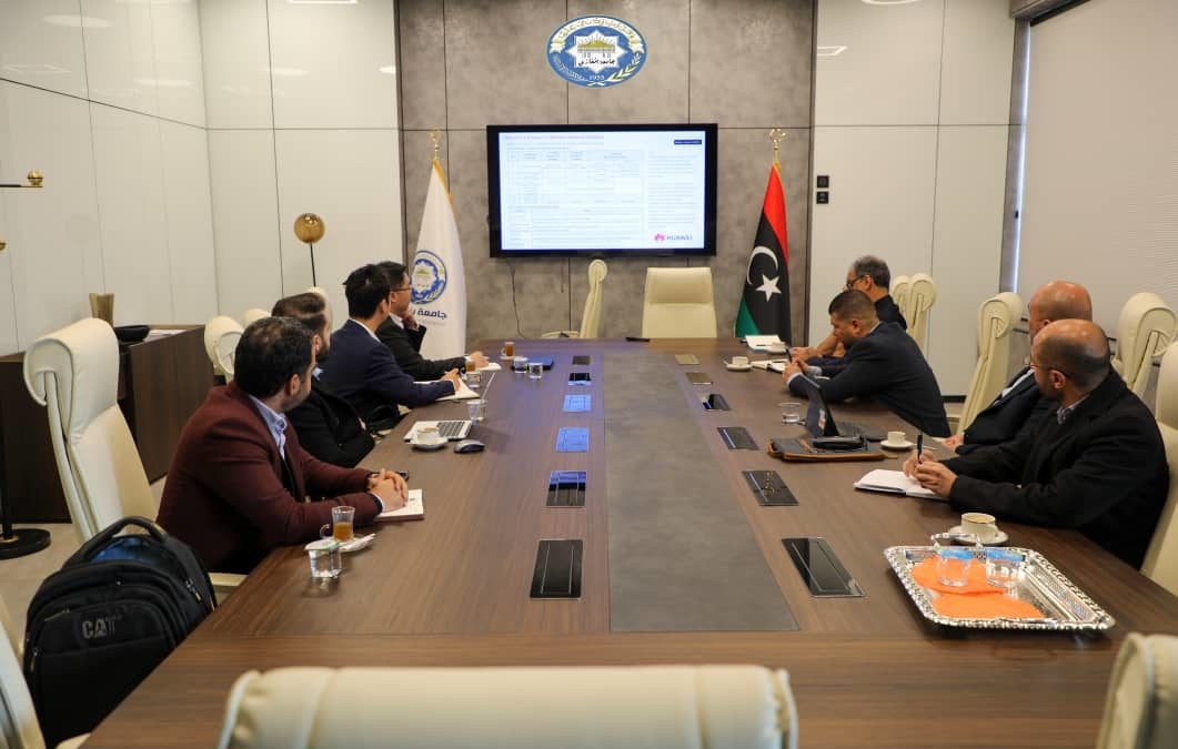 اجتماع يجمع كلية تقنية المعلومات وكلية الهندسة مع وفد شركة هواوي الصينية