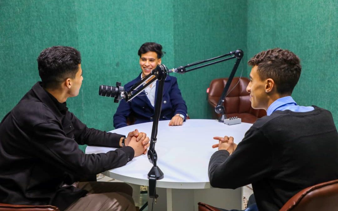 في اليوم العالمي للإذاعة .. ثانوية الوحدة الوطنية تقوم بزيارة مليئة بالإبداع إلي إذاعة جامعة بنغازي