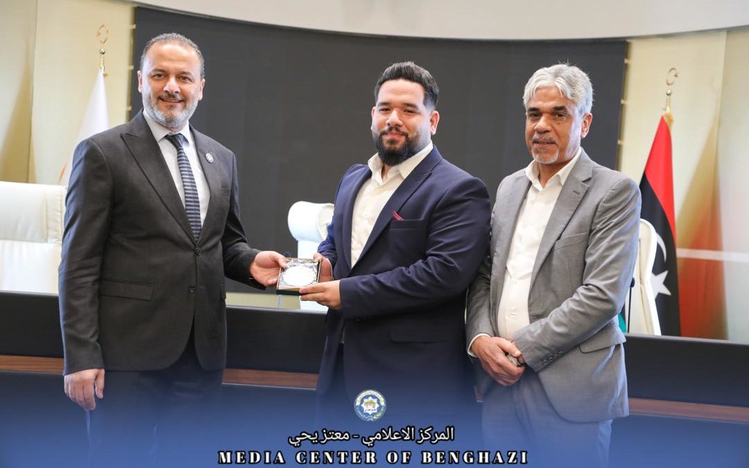 رئيس جامعة بنغازي يكرم الطلبة الفائزين بجائزة أفضل بحث تخرج