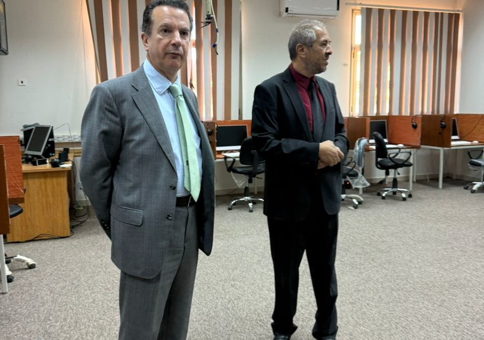 مركز جامعة بنغازي للغات يستقبل القنصل العام لليونان لتعزيز التعاون اللغوي والثقافي
