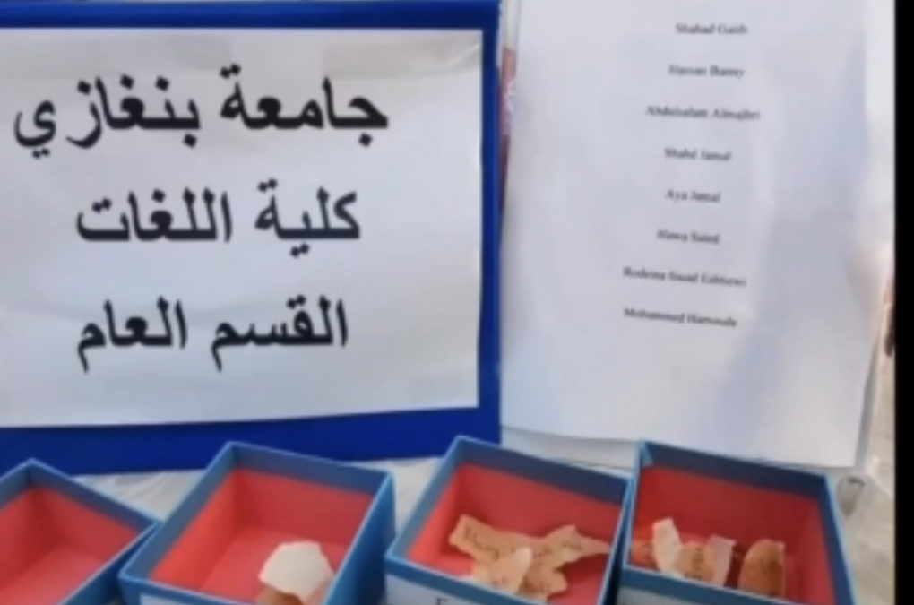 كلية اللغات بجامعة بنغازي تنظم فعالية “يوم الملصقات العلمية” لتعزيز البحث الأكاديمي