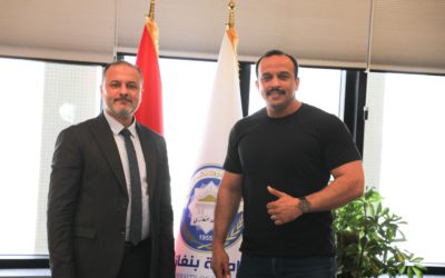 رئيس جامعة بنغازي يستقبل بطلاً رياضياً أكاديمياً قبل منافسات بطولة العالم