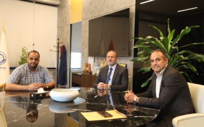 رئيس جامعة بنغازي يجتمع مع عميدي كلية تقنية المعلومات وكلية القانون