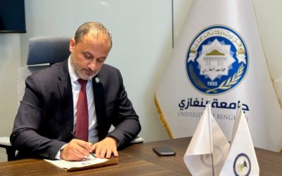رئيس جامعة بنغازي يتابع سير العمل داخل إدارة المسجل العام