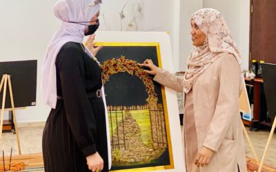 المهندسة أسماء سكران المجبري تُبدع في فن الكولاج الطبيعي في معرضها العاشر