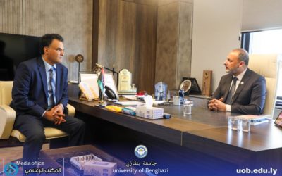 رئيس جامعة بنغازي ووكيل شؤون خدمة المجتمع والبيئة يناقشان آليات تطوير الأداء المجتمع