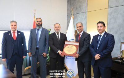 إهداء درع مؤتمر الهندسة الميكانيكية والمواد والطاقة المتجددة لرئيس جامعة بنغازي