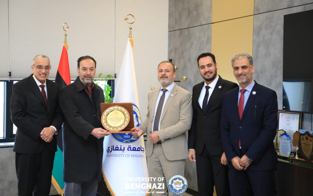 رئيس لجنة إعداد دليل إجراءات الإنفاق الحكومي والأعمال المضافة لها يكرّم رئيس الجامعة