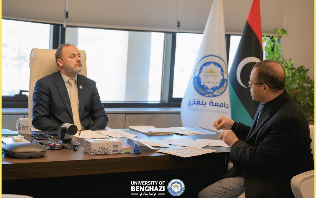 رئيس جامعة بنغازي يجتمع بمدير مكتب التعاون الدولي ويوقّع مذكرة تفاهم مع جامعة وارسو البولندية