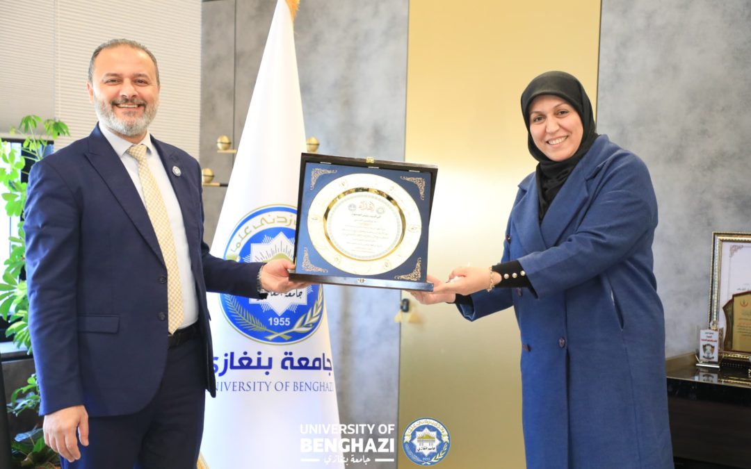 تكريم رئيس جامعة بنغازي بدرع تقدير بمناسبة تخريج أول دفعة دكتوراه بكلية اللغات