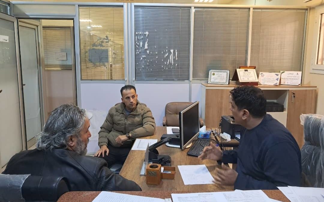 المدرب علي البكوش يجهز منتخب جامعة بنغازي في السباحة
