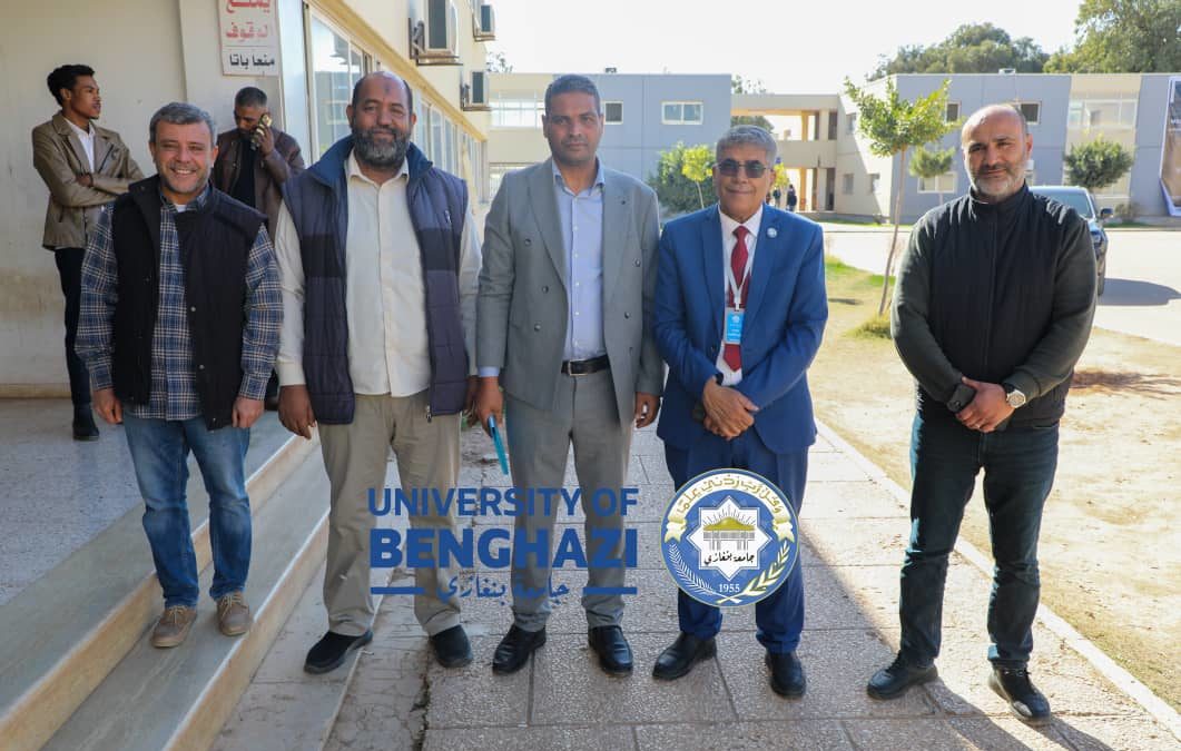 وكيل الجامعة للشؤون الطلابية يتفقد كليتي اللغات والاقتصاد لمتابعة سير العملية التعليمية وسير الامتحانات.