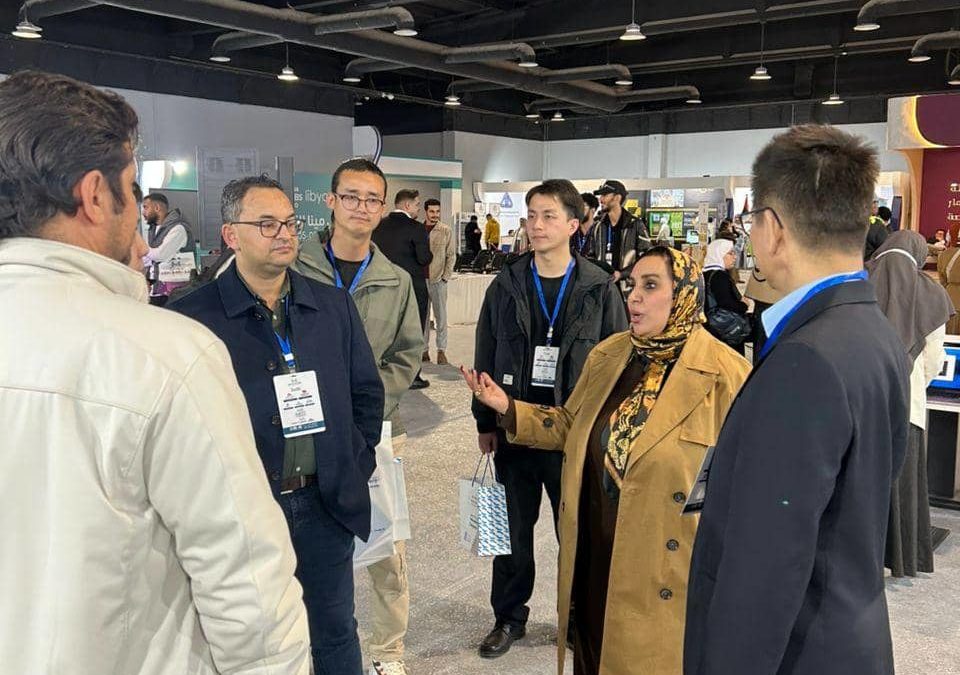 إقبال واسع على جناح مركز الريادة والابتكار بجامعة بنغازي في معرض مينا للمشروعات 26