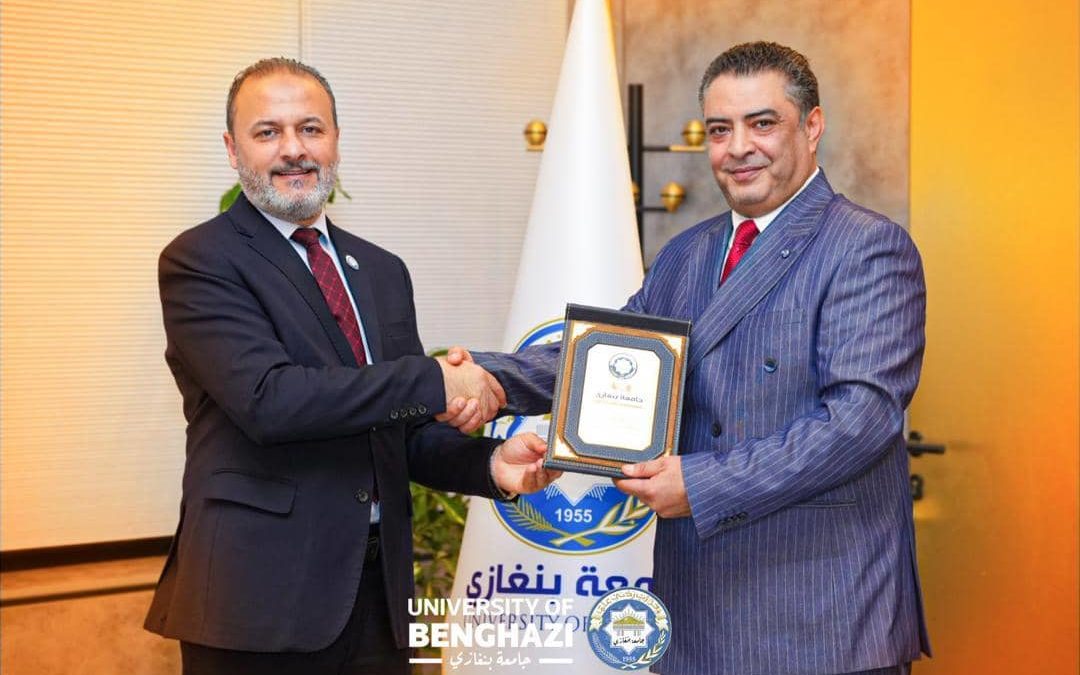 رئيس جامعة بنغازي يستقبل مدير تحرير صحيفة الأهرام المصرية لبحث التعاون الإعلامي
