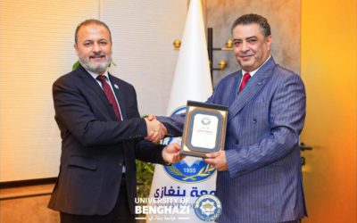رئيس جامعة بنغازي يستقبل مدير تحرير صحيفة الأهرام المصرية لبحث التعاون الإعلامي