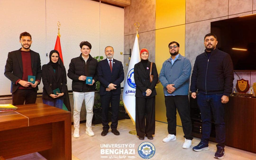 جامعة بنغازي تبحث تعزيز التعاون مع الفريق الوطني لجائزة Hult Prize في ليبيا