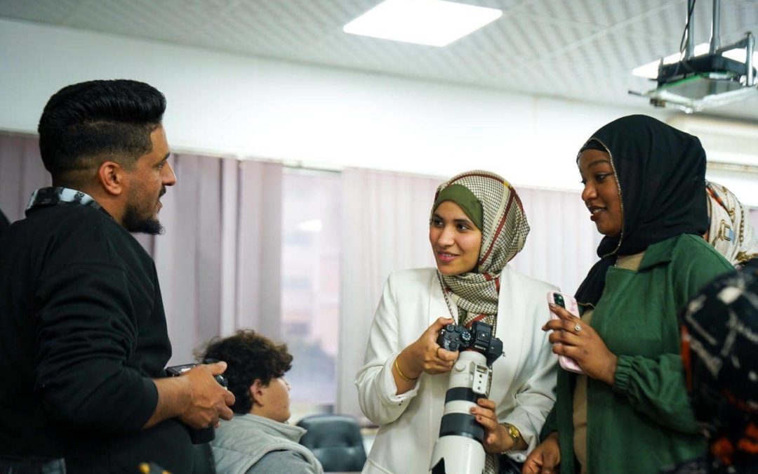 تواصل فعاليات دورة التصوير بالمركز الإعلامي بجامعة بنغازي برعاية معهد التدارك للتدريب