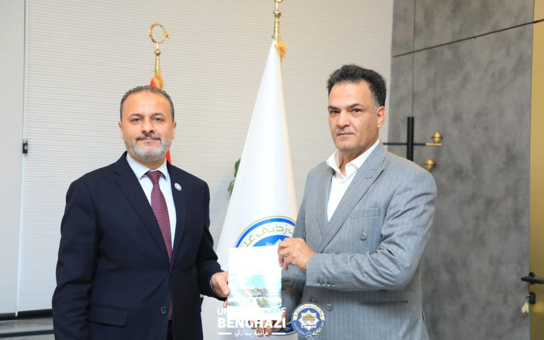 وكيل جامعة بنغازي لشؤون خدمة المجتمع والبيئة يُسلّم الخطة الاستراتيجية لرئيس الجامعة