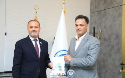 وكيل جامعة بنغازي لشؤون خدمة المجتمع والبيئة يُسلّم الخطة الاستراتيجية لرئيس الجامعة