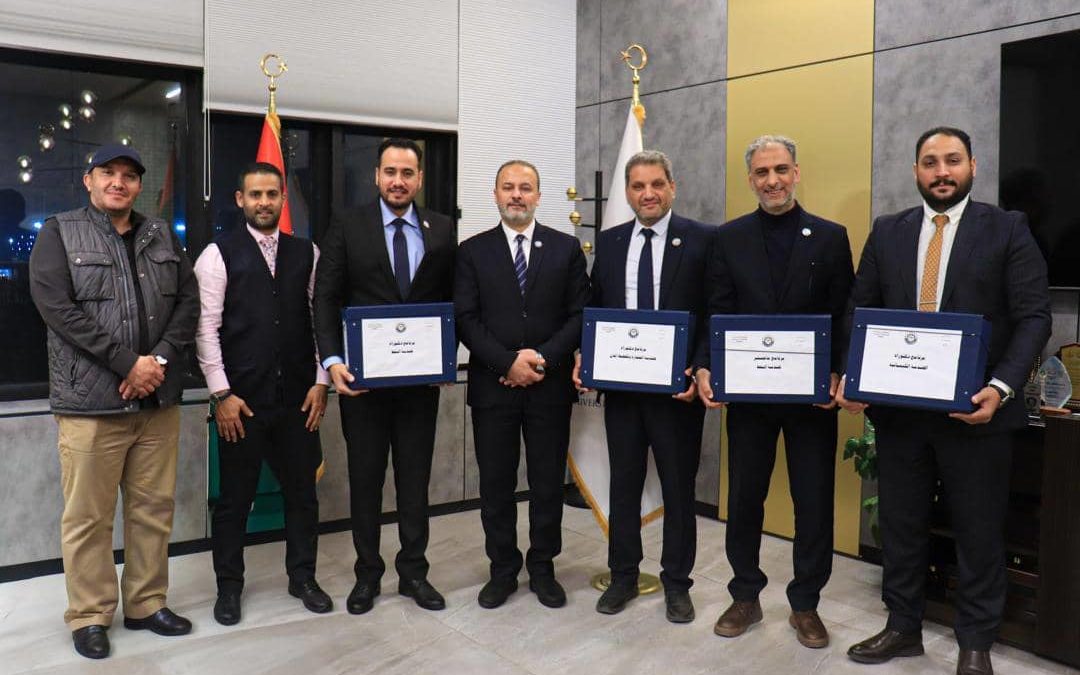 تسليم برامج الدكتوراه بكلية الهندسة بجامعة بنغازي لرئيس الجامعة واعتماد برامج دراسات عليا جديدة