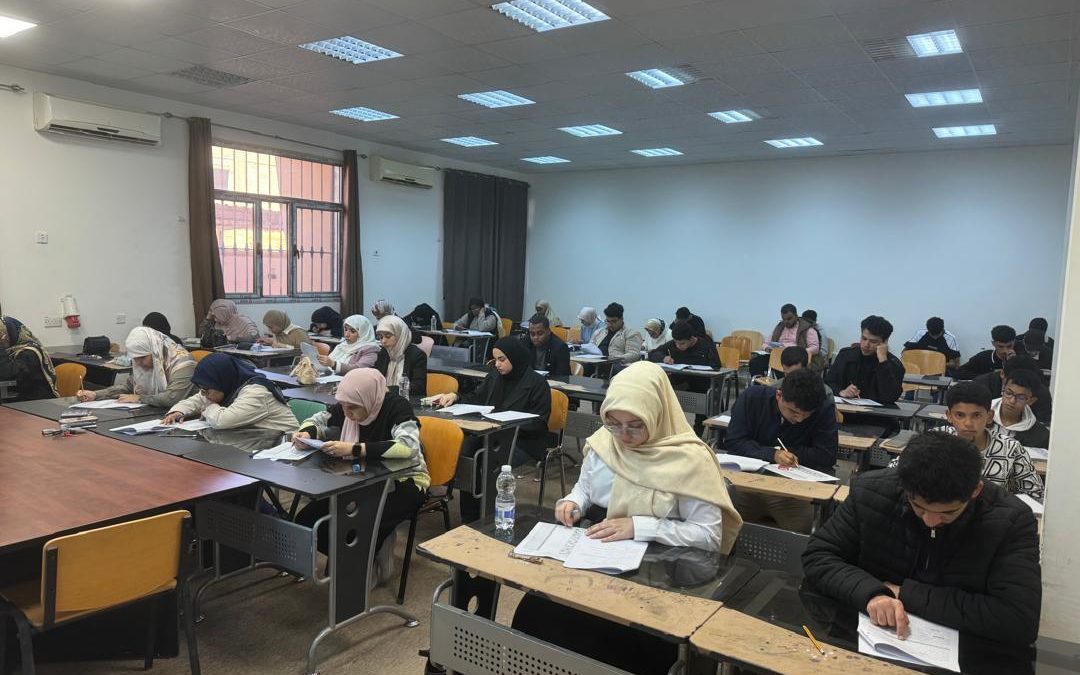 مركز اللغات بجامعة بنغازي يُنظّم أول امتحان شامل لطلبة المستوى الثاني عشر