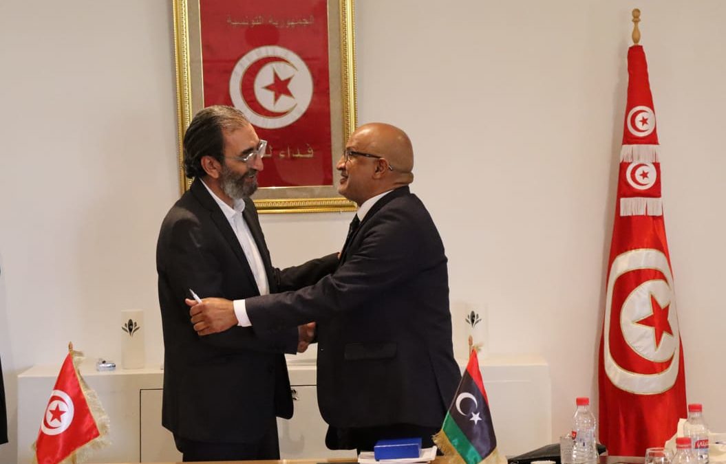 جامعة بنغازي وجامعة منوبة التونسية توقعان اتفاقية تعاون علمي دولي بين كلية الإعلام ومعهد الصحافة وعلوم الأخبار