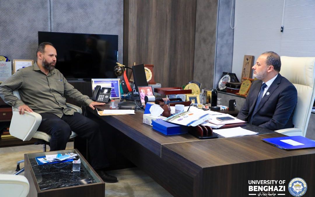 رئيس جامعة بنغازي يجتمع بمدير مركز الاستشارات والبحوث الهندسية