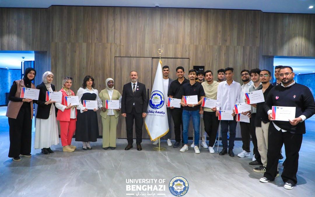 رئيس جامعة بنغازي يلتقي بالفريق المنظم والفرق الفائزة بمسابقة “هالت برايز”