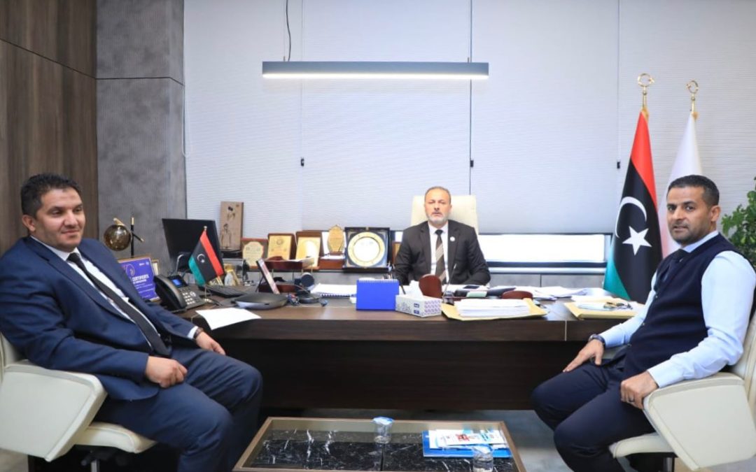 رئيس جامعة بنغازي يبحث مع وكيل الشؤون العلمية وإدارة الجودة آلية تطوير العمل الأكاديمي