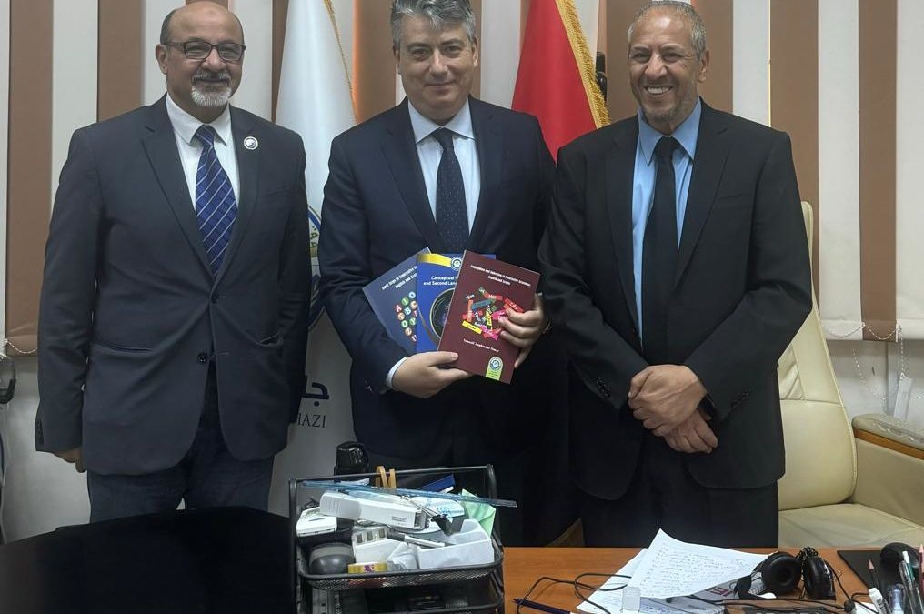 مركز اللغات بجامعة بنغازي يستقبل القنصل الإيطالي الجديد لتعزيز التعاون الأكاديمي والثقافي