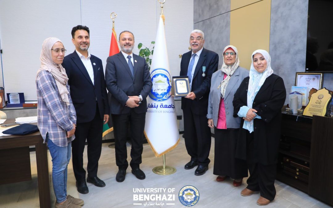 رئيس جامعة بنغازي يكرّم الدكتور خالد الهدار تقديراً لتتويجه بوسام فرنسي رفيع في مجال الآثار