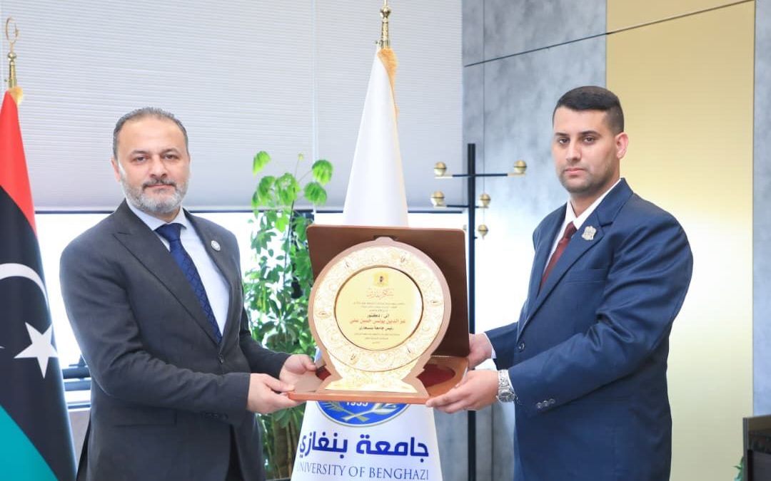 لجنة امتحانات الترقية للضباط  تُكرم رئيس الجامعة د. عزالدين الدرسي