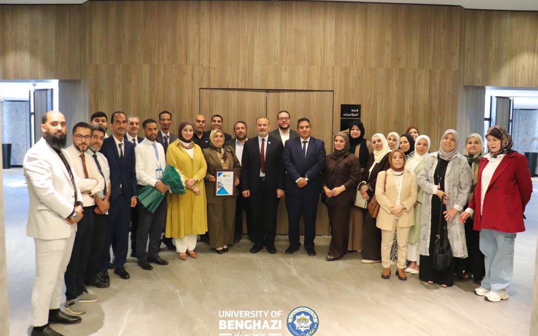 كلية طب وجراحة الفم والأسنان بجامعة بنغازي تُسلّم ملف الاعتماد البرامجي في خطوة نحو التميز الاكاديمي