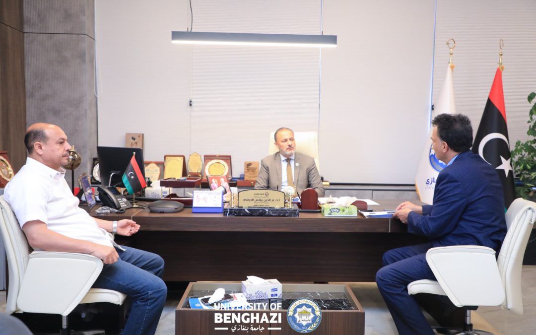 رئيس جامعة بنغازي يطّلع على التقرير السنوي والدليل التنظيمي لمكتب وكيل الجامعة لخدمة المجتمع والبيئة