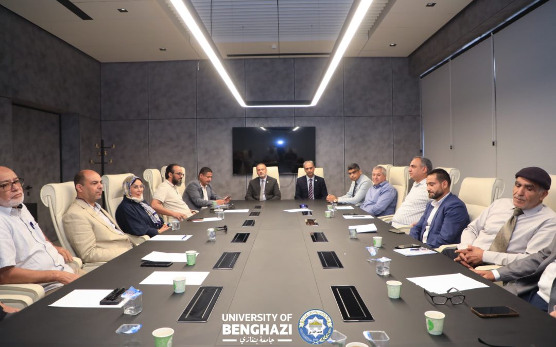 رئيس جامعة بنغازي يبحث مع الكاتب العام سبل تطوير آليات العمل الإداري بالجامعة