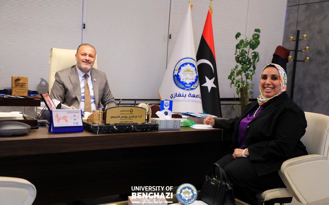 رئيس جامعة بنغازي يبحث مع مديرة مركز الريادة والابتكار خطط المركز واستعداداته للمؤتمر الأول