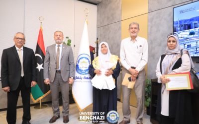رئيس جامعة بنغازي يلتقي رئيس قسم التاريخ ويكرم طالبة لحصول بحثها على المركز الثالث على مستوى الجامعة