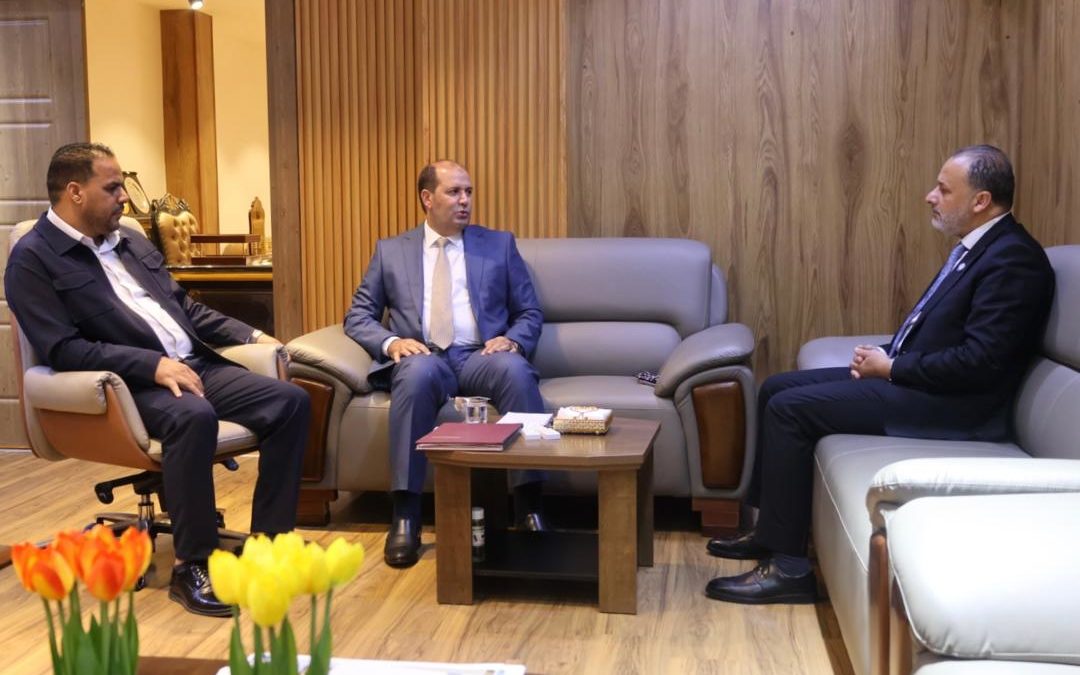 جامعة بنغازي تبحث مع وزارة التعليم العالي والبحث العلمي ترتيبات عودة الكليات إلى مقر الجامعة الرئيسي