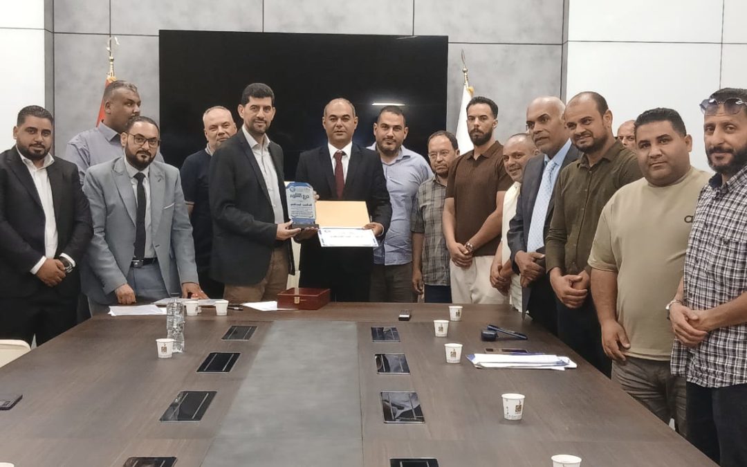 تكريم الأستاذ أحمد الحبتي، المسجل العام السابق بجامعة بنغازي، تقديرًا لجهوده في تطوير الإدارة