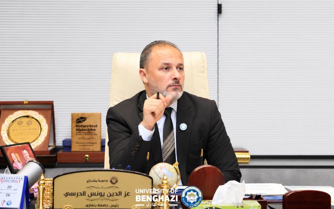 رئيس جامعة بنغازي يبحث مع وكيل الشؤون الطلابية قضايا الطلبة