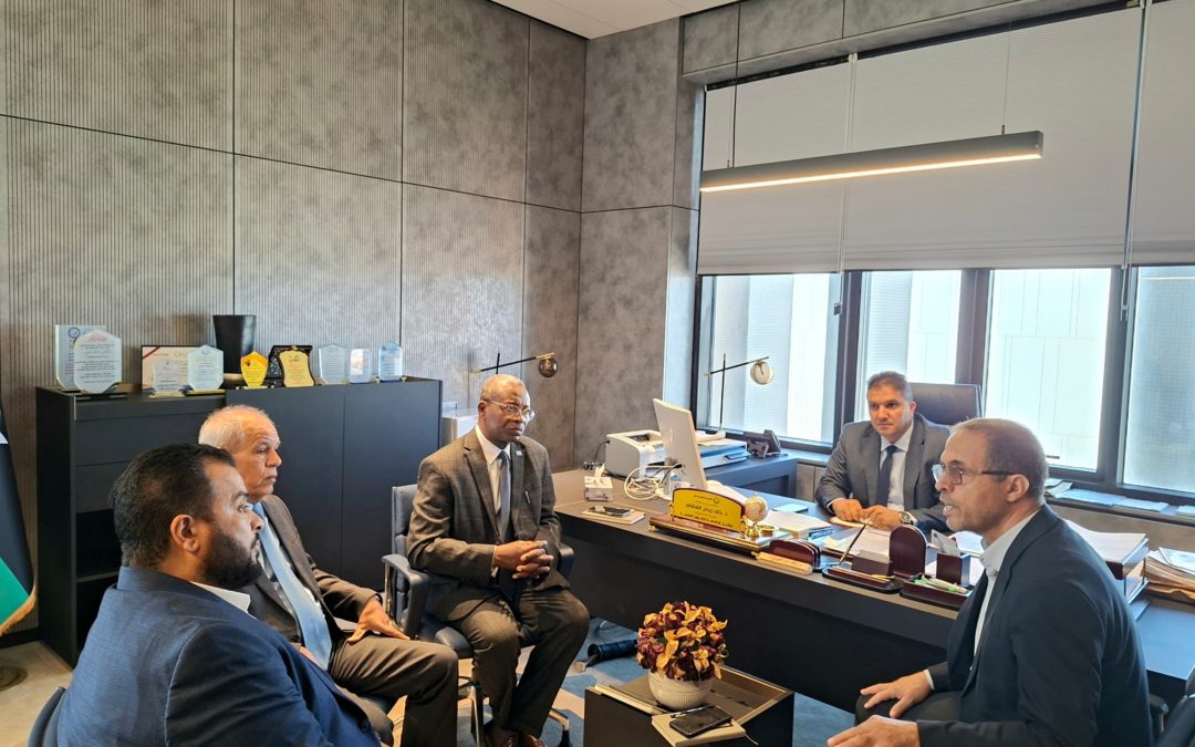 وكيل جامعة بنغازي يعقد اجتماعًا مع اللجنة الفنية للحدائق الجيولوجية
